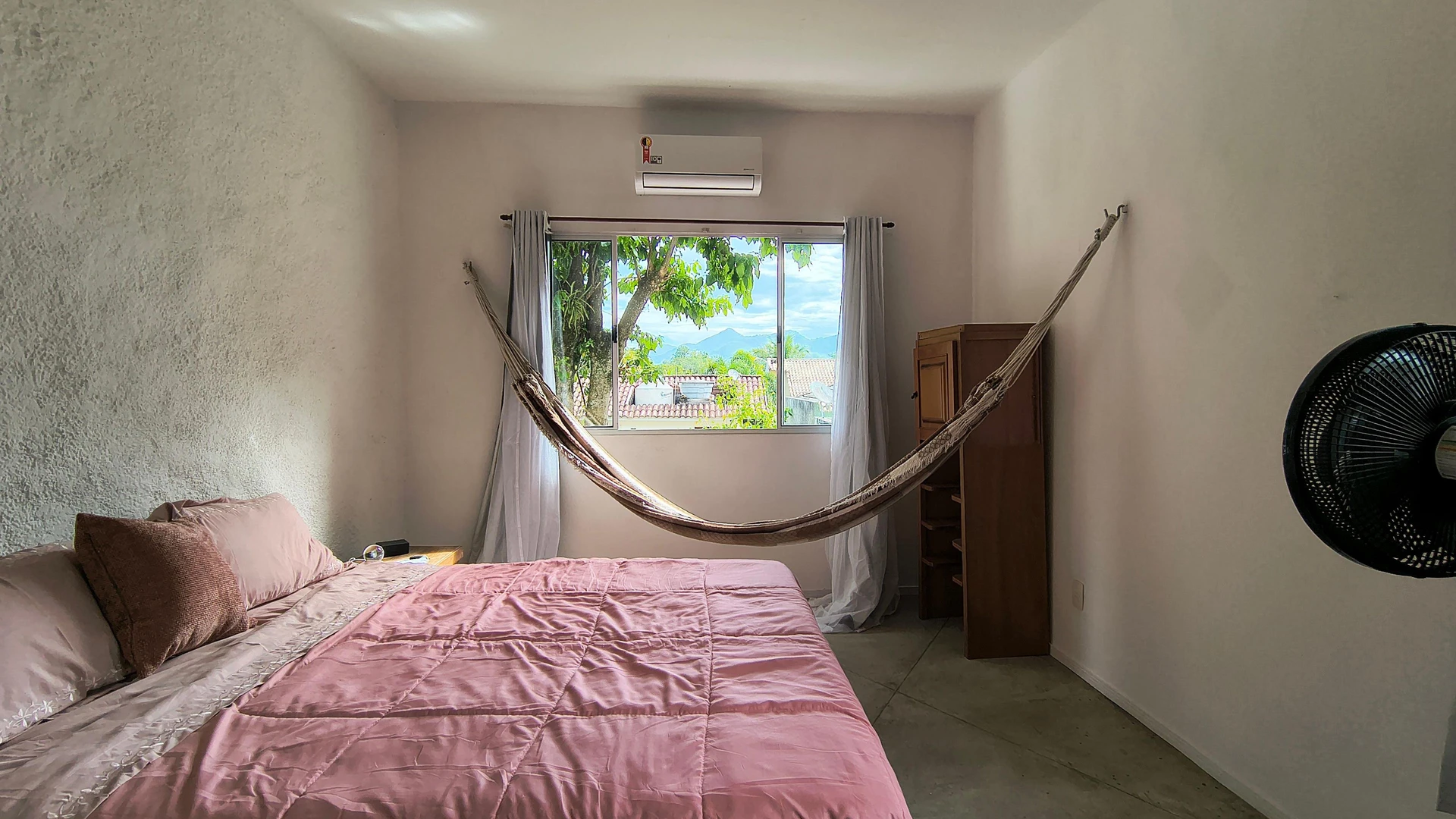 5-bedroom house with a bathtub — photo 7
