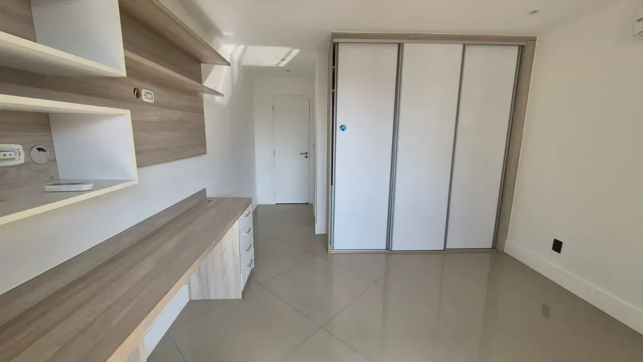 Apartment with an open-plan kitchen and 4 bedrooms — photo 17