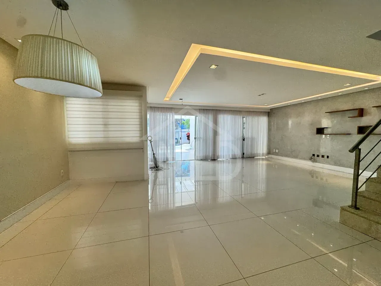 House 390 m² with 5 bedrooms and an open-plan kitchen — photo 5