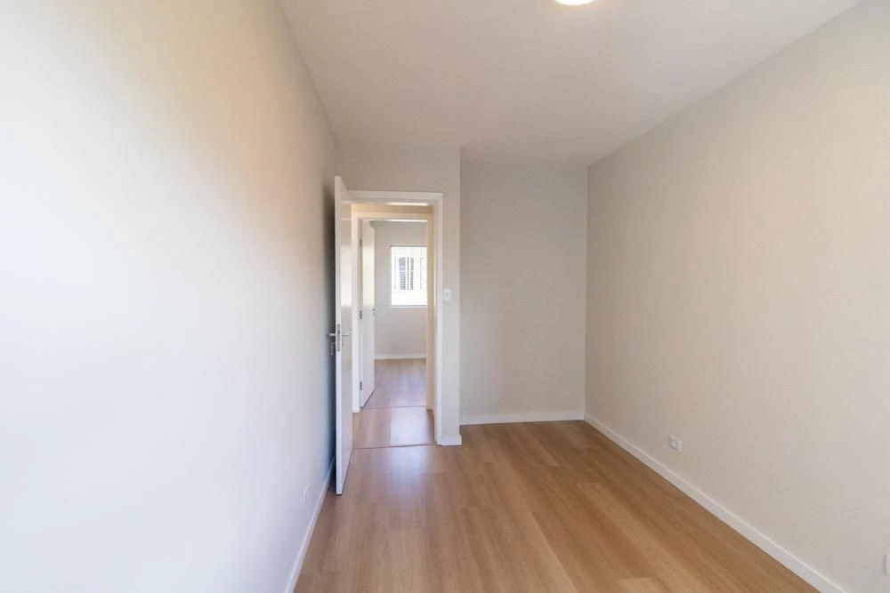 2-bedroom apartment with wood or laminate floors in Curitiba — photo 17
