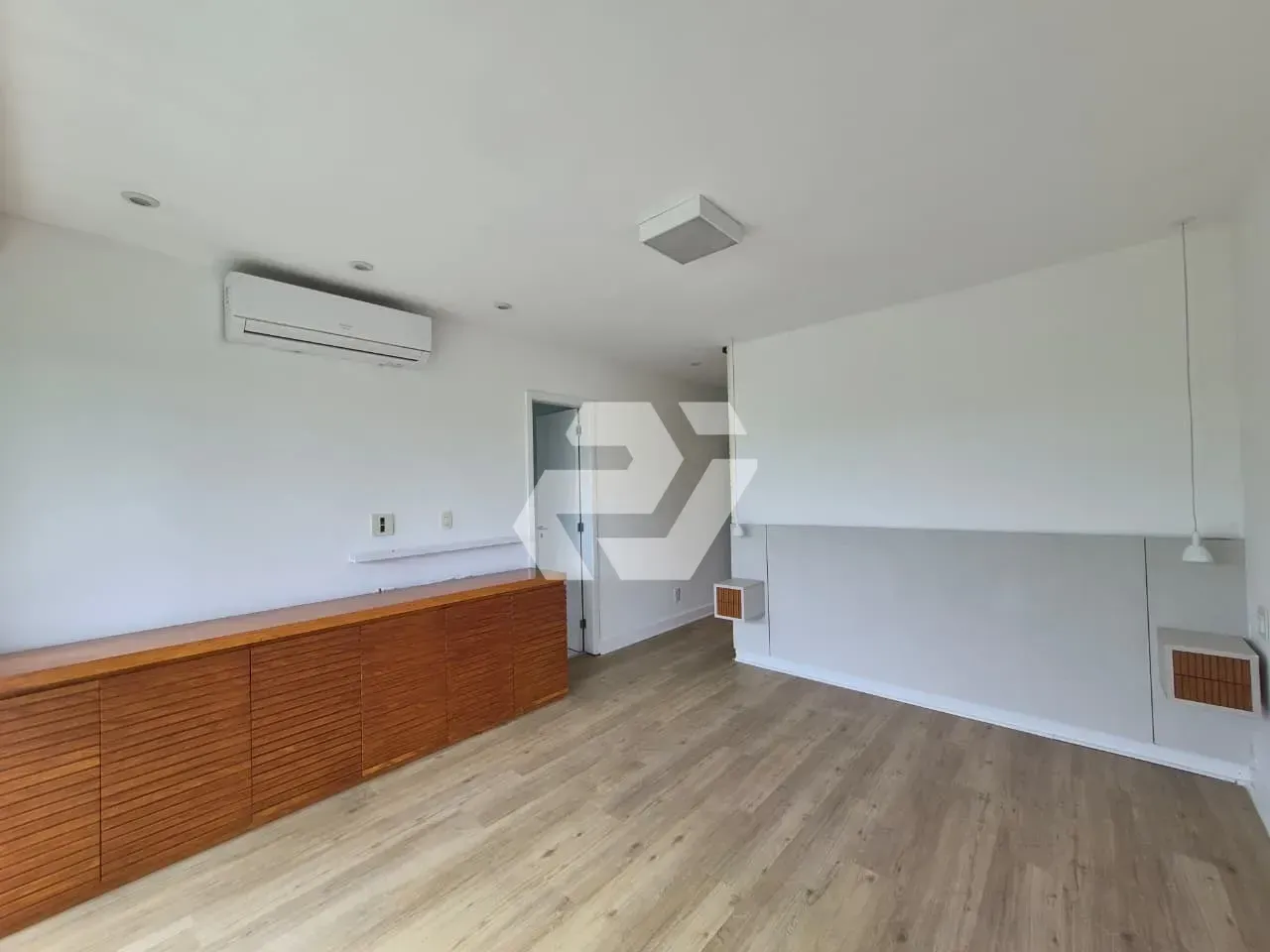 4-bedroom apartment with an enclosed glass balcony — photo 35