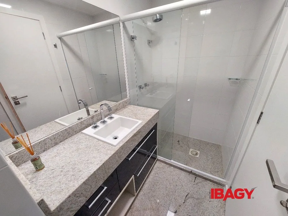 Furnished 2-suite apartment with enclosed balcony — photo 14