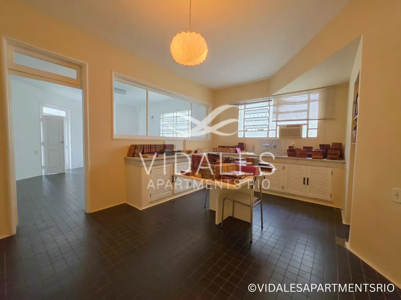 Unfurnished 4-bedroom apartment with a glassed-in balcony — photo 2