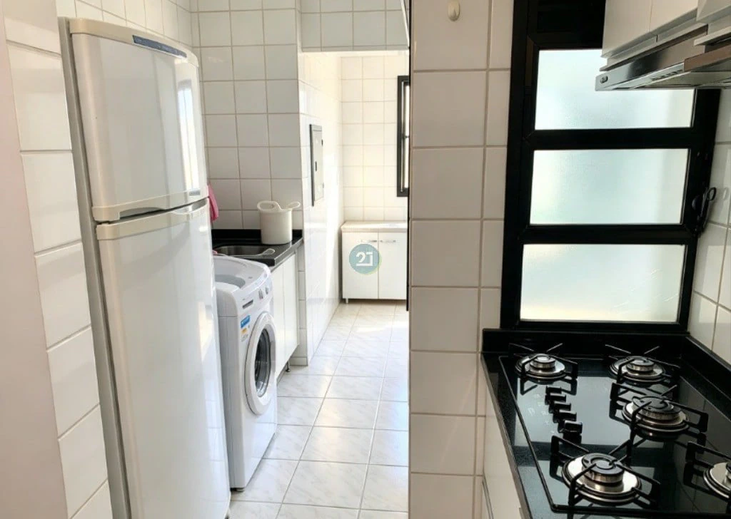 Glass-enclosed balcony in a 3-bedroom apartment, 98 m² — photo 6