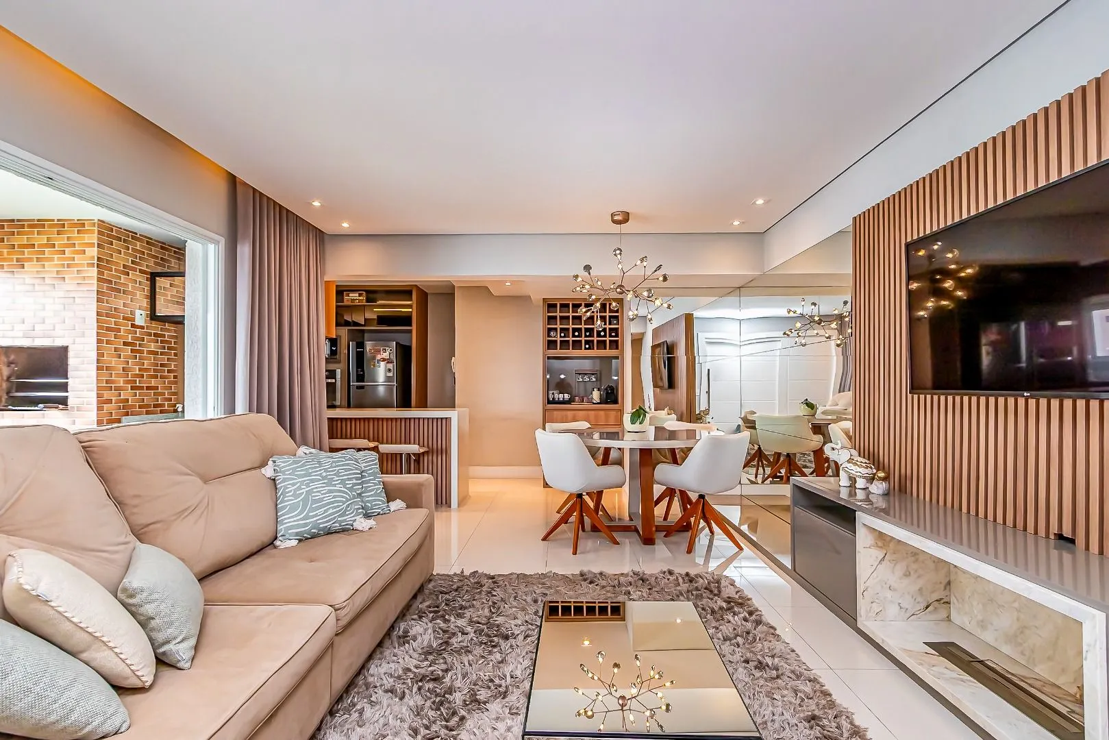 Glass-enclosed balcony in a 3-bedroom apartment, 110 m² — photo 4