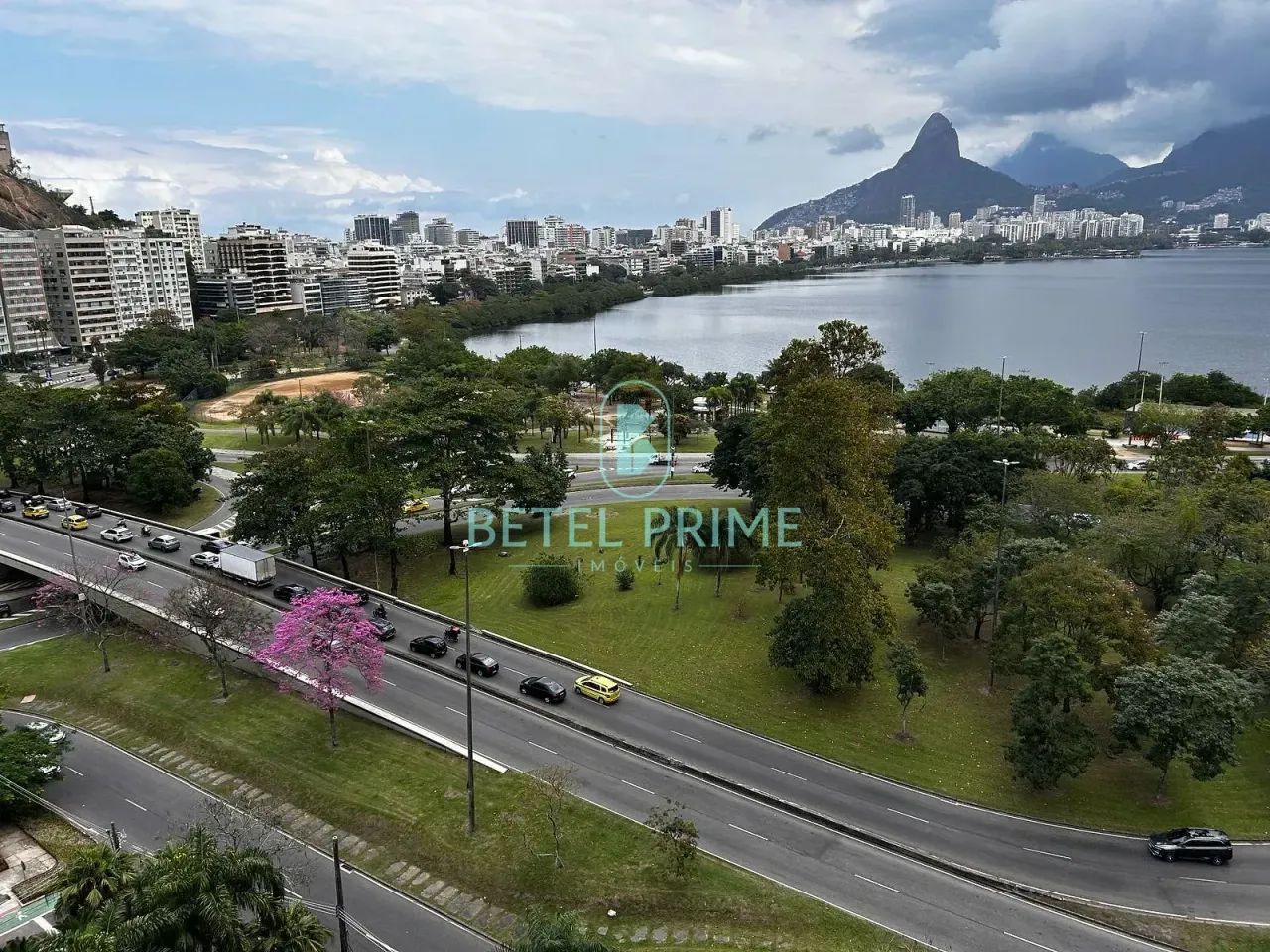 Unfurnished 3-bedroom rental apartment with a balcony — photo 12