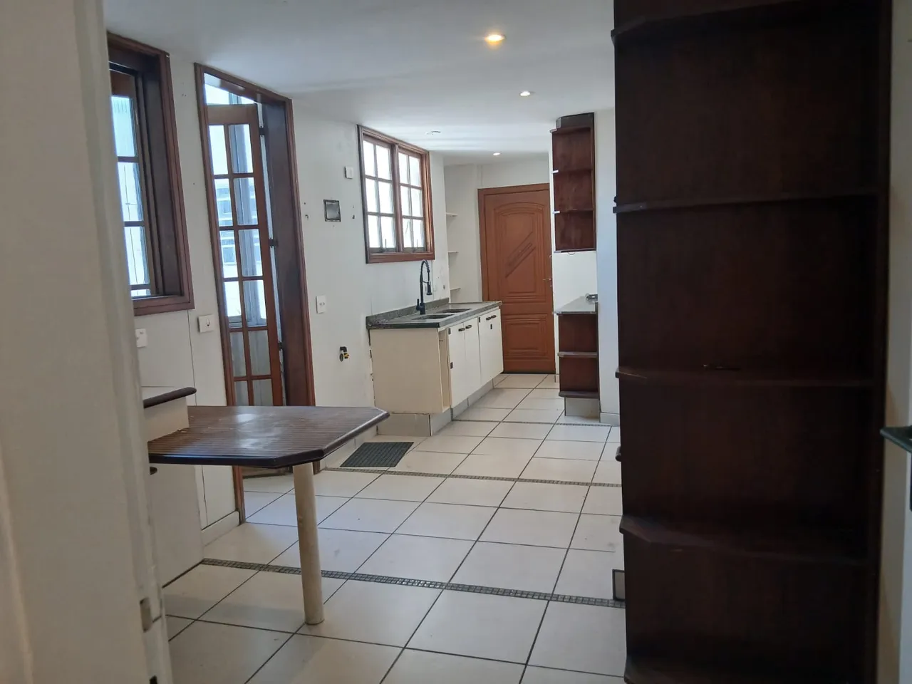 Furnished 4-bedroom apartment with a gas stove kitchen — photo 13