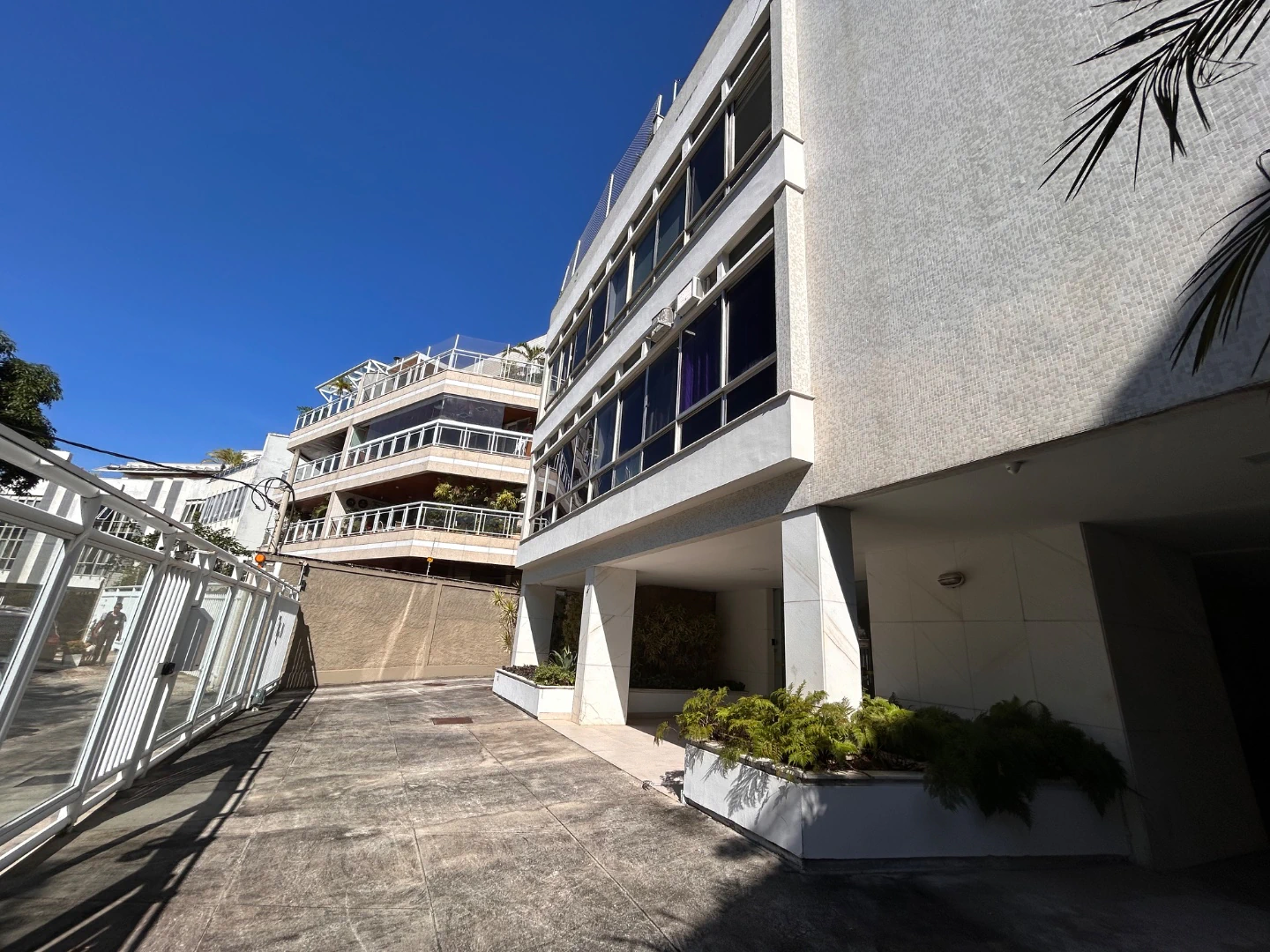 3-bedroom apartment with a terrace and mountain views — photo 3