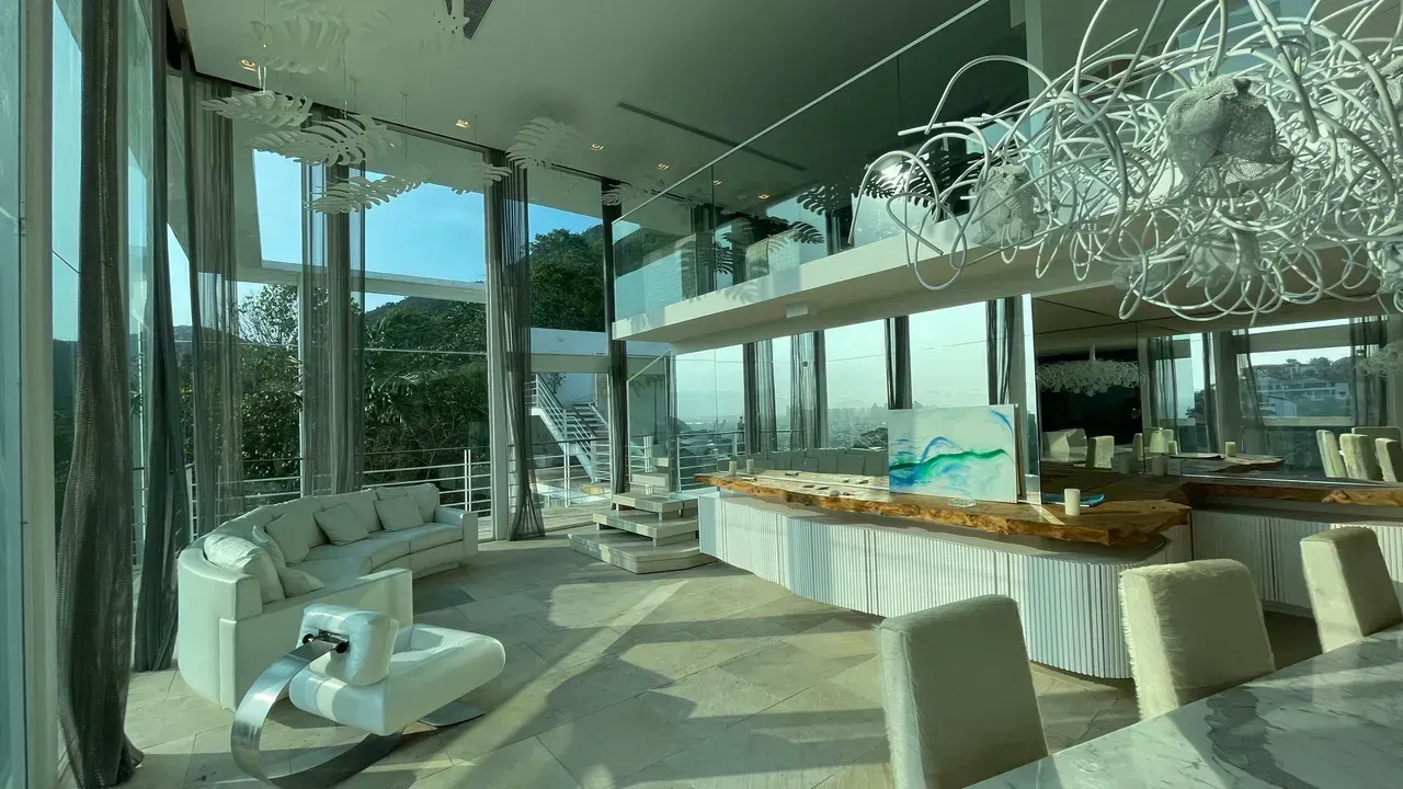 Unfurnished 3-bedroom, 3-bath house with a balcony — photo 2