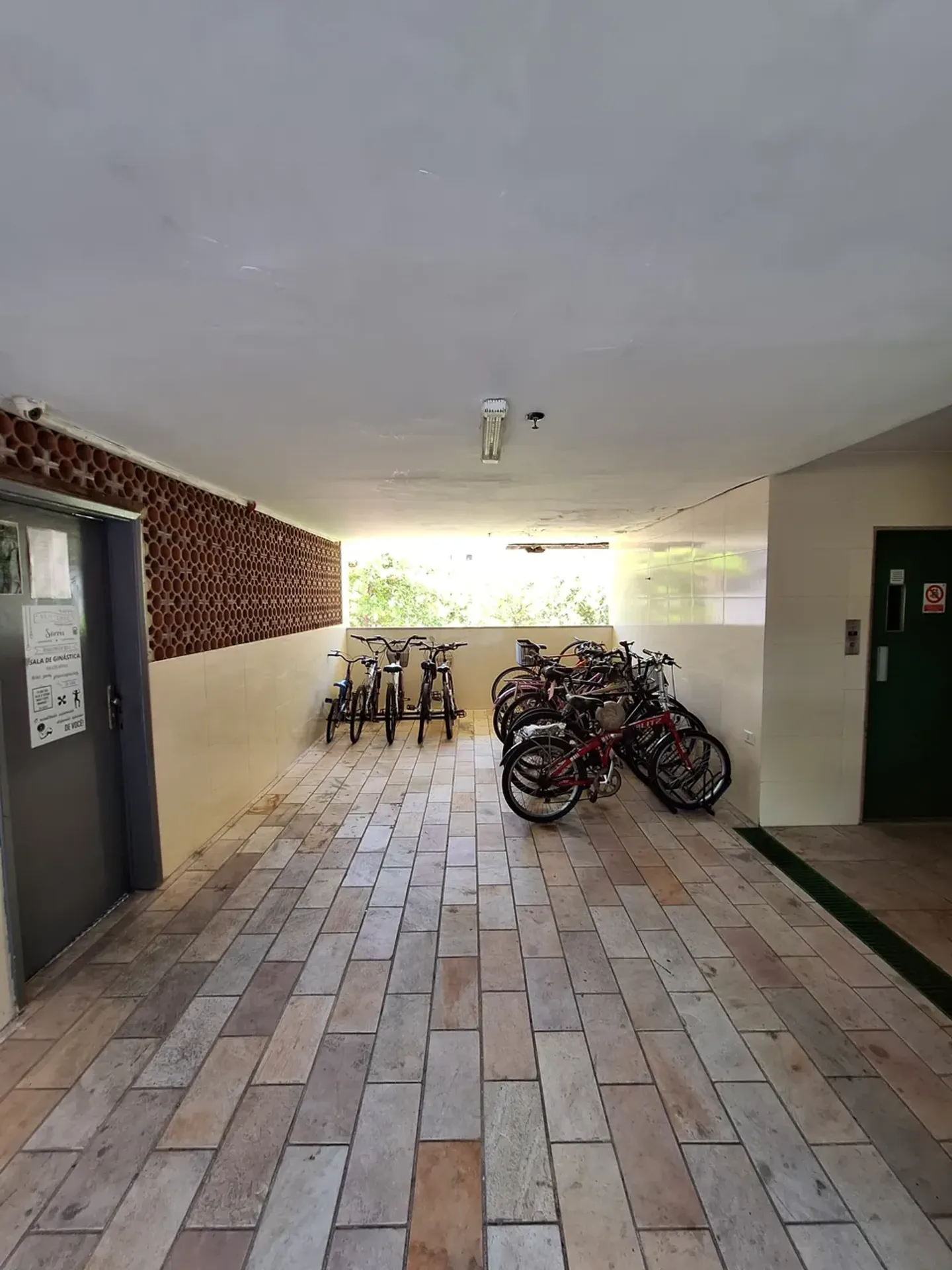 2-bedroom apartment in a building with a gym — photo 30