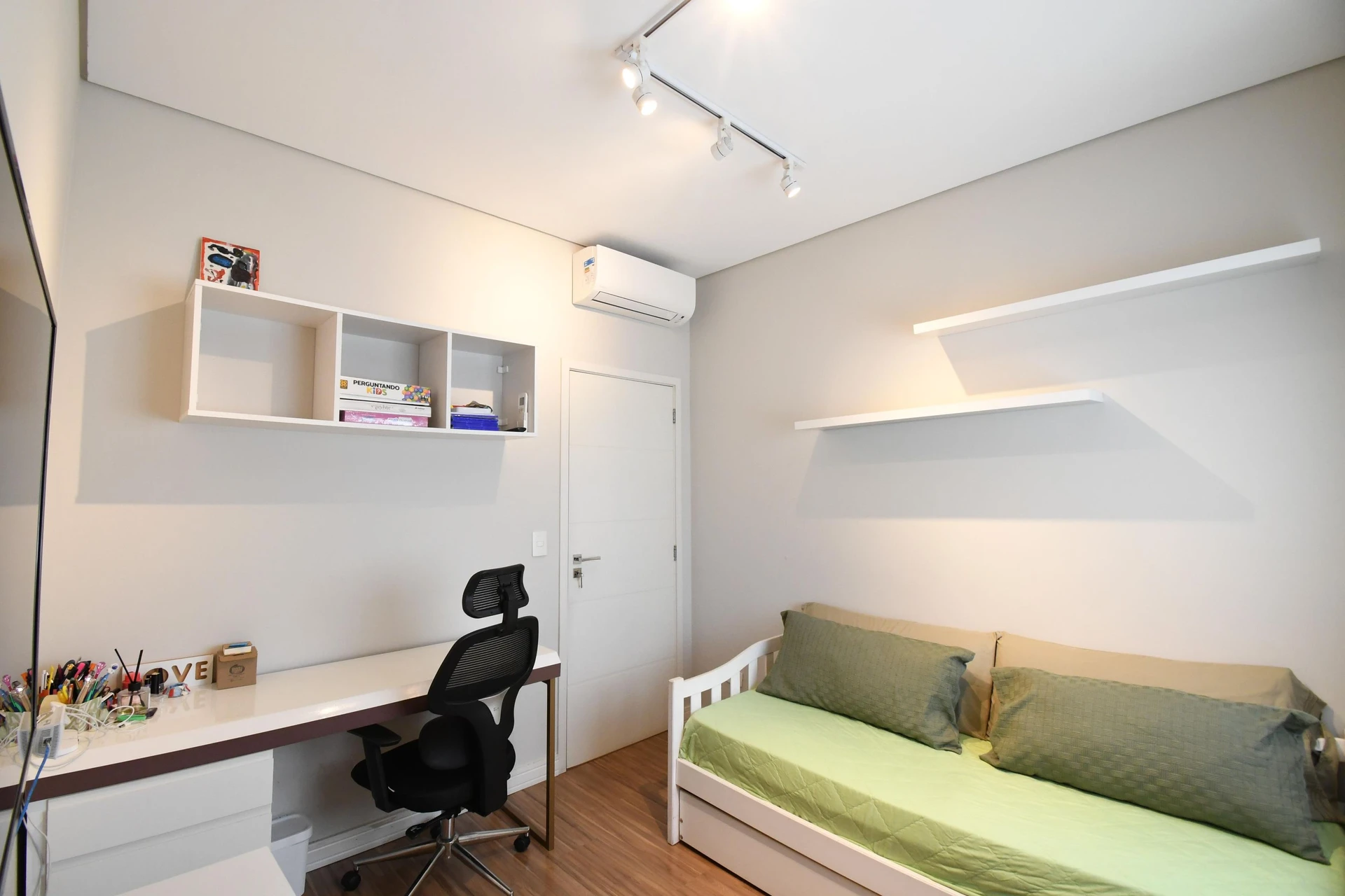 4-bedroom apartment with a dishwasher in Curitiba — photo 19