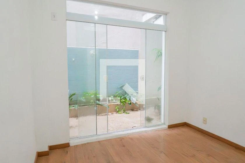 One-bedroom apartment with wood or laminate floors — photo 3