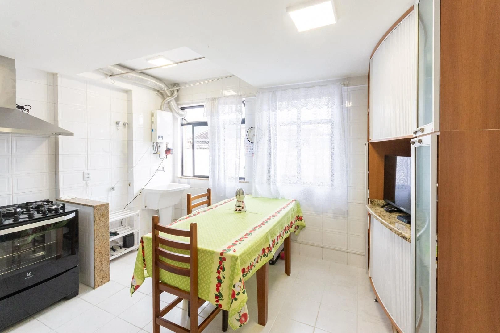 4-bedroom apartment with a mountain view in Rio de Janeiro — photo 28