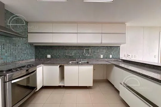 4-bedroom apartment with a separate kitchen, 260 m² — photo 56