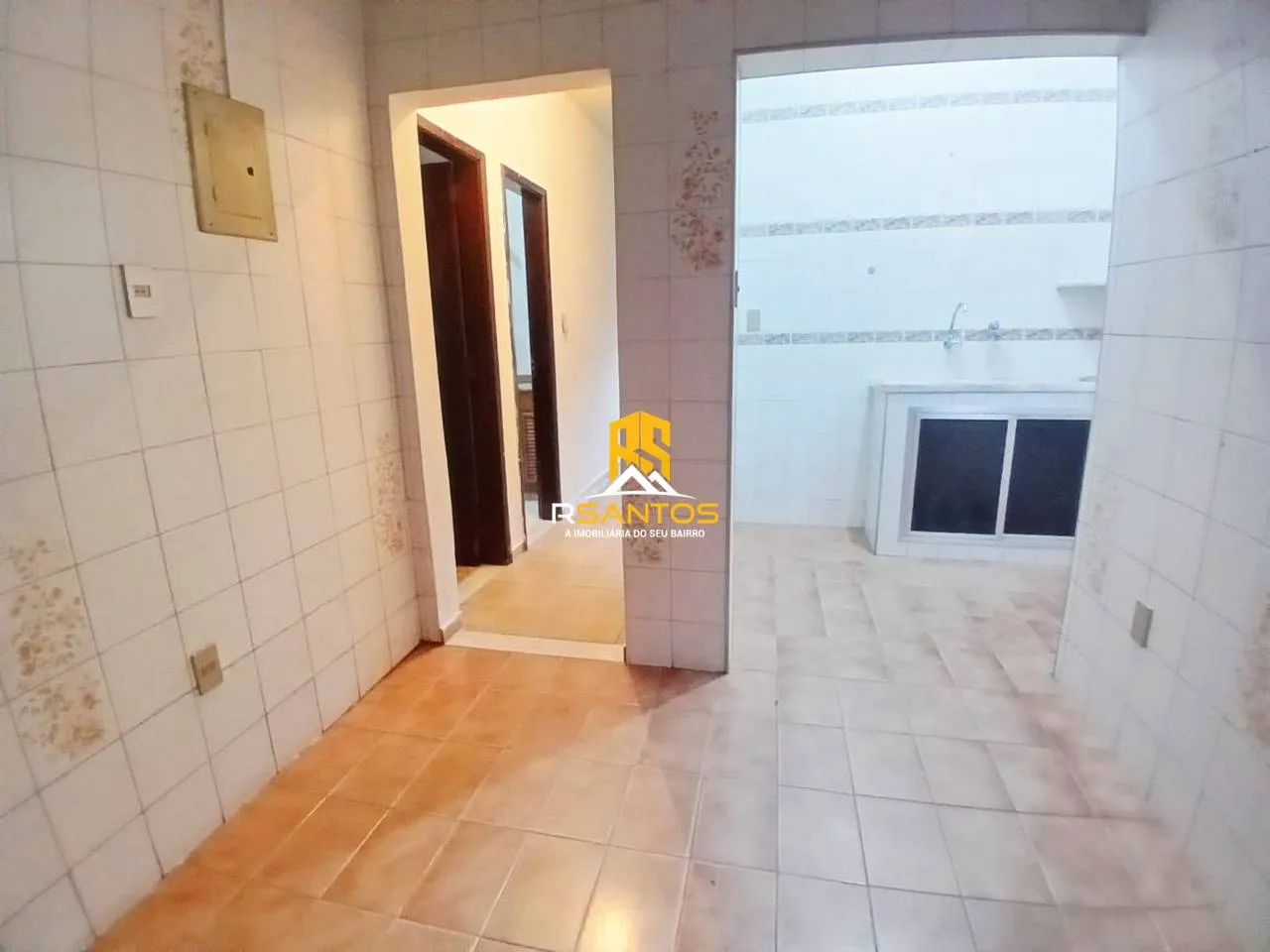 2-bedroom house with a bathtub — photo 2