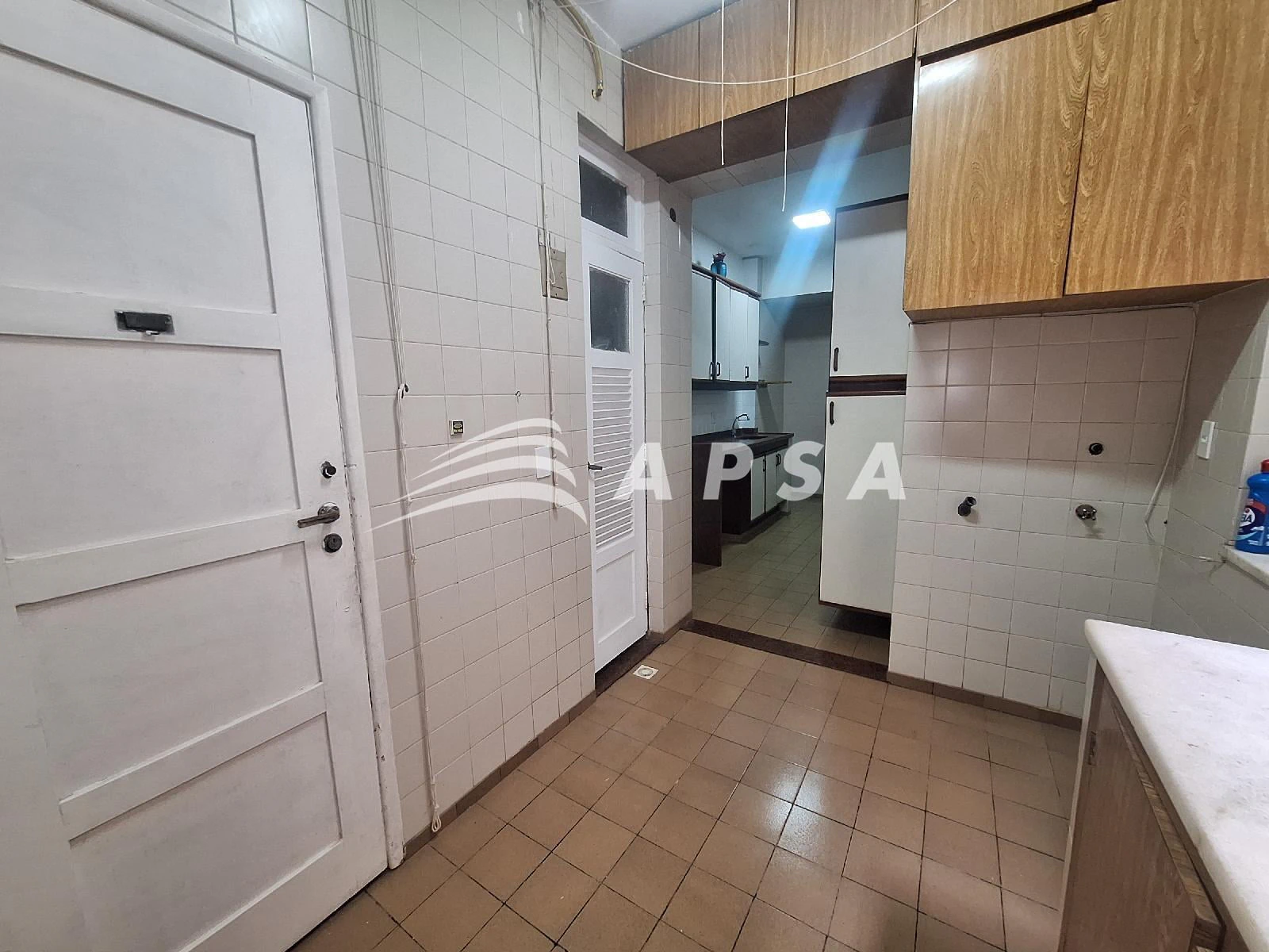 Wood or laminate floors in a 4-bedroom apartment, 120 m² — photo 16