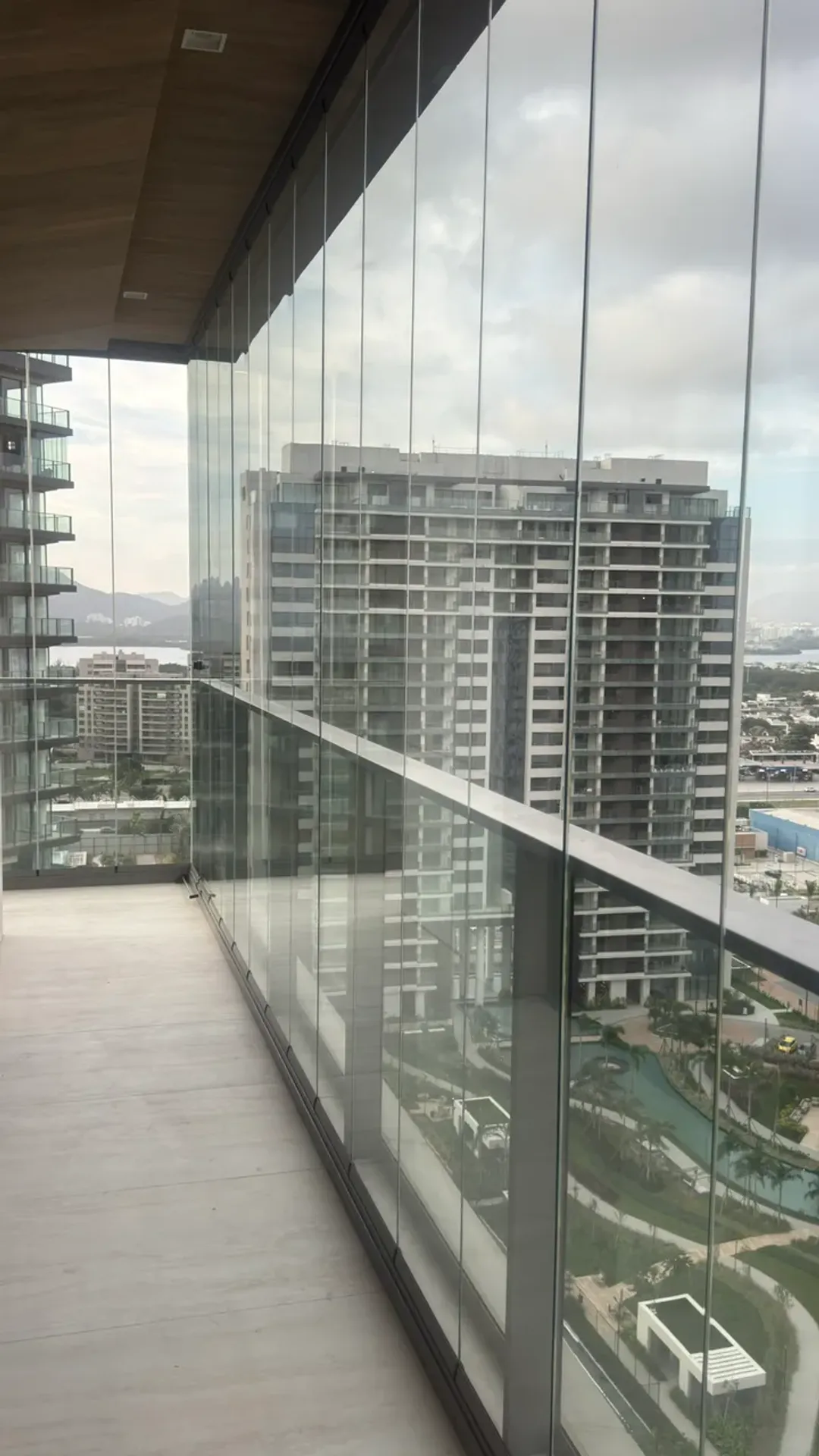 Apartment with 4 bedrooms, 5 bathrooms and enclosed balcony — photo 45