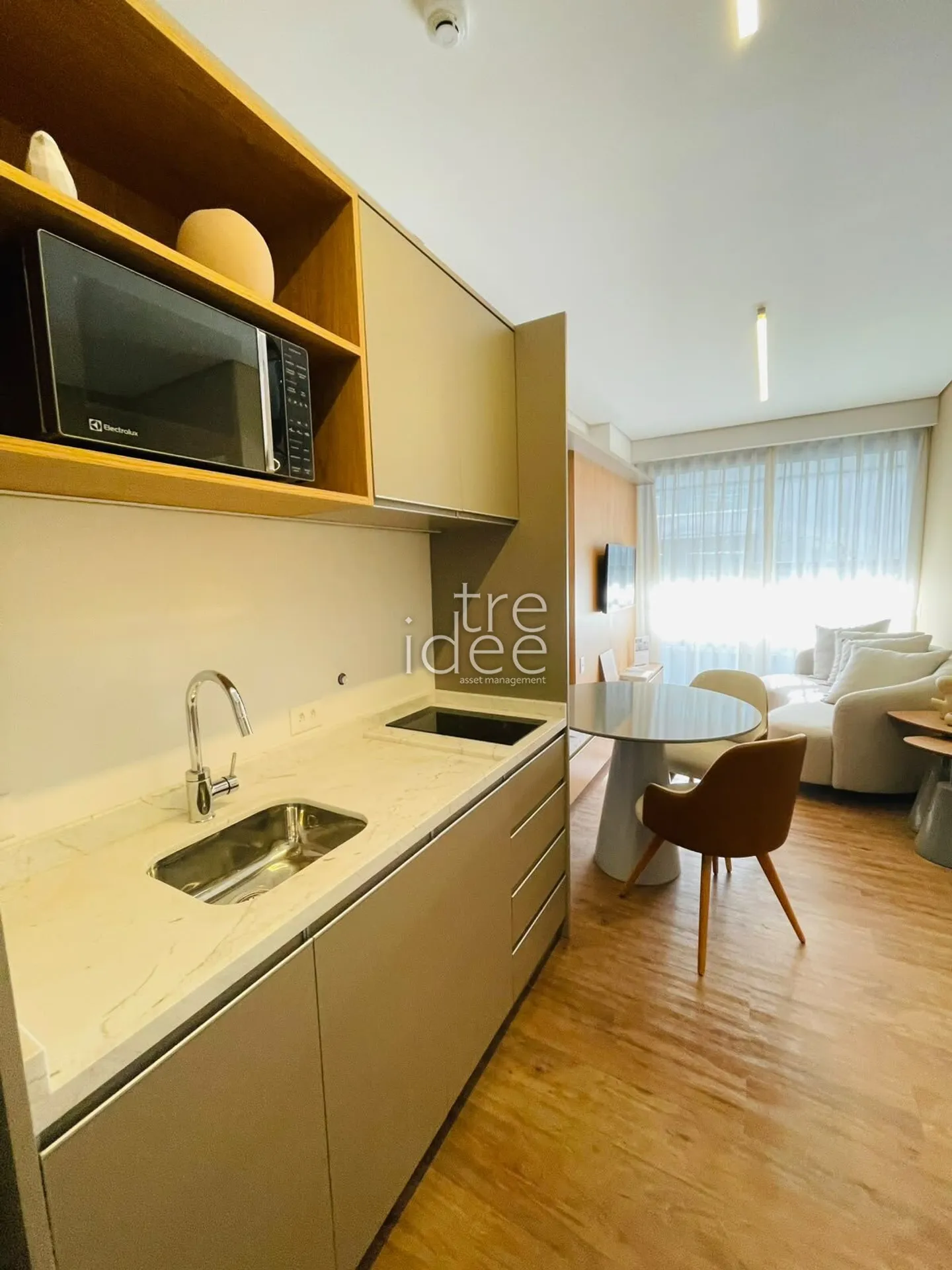 Furnished 1-bedroom apartment with an open-plan kitchen — photo 3