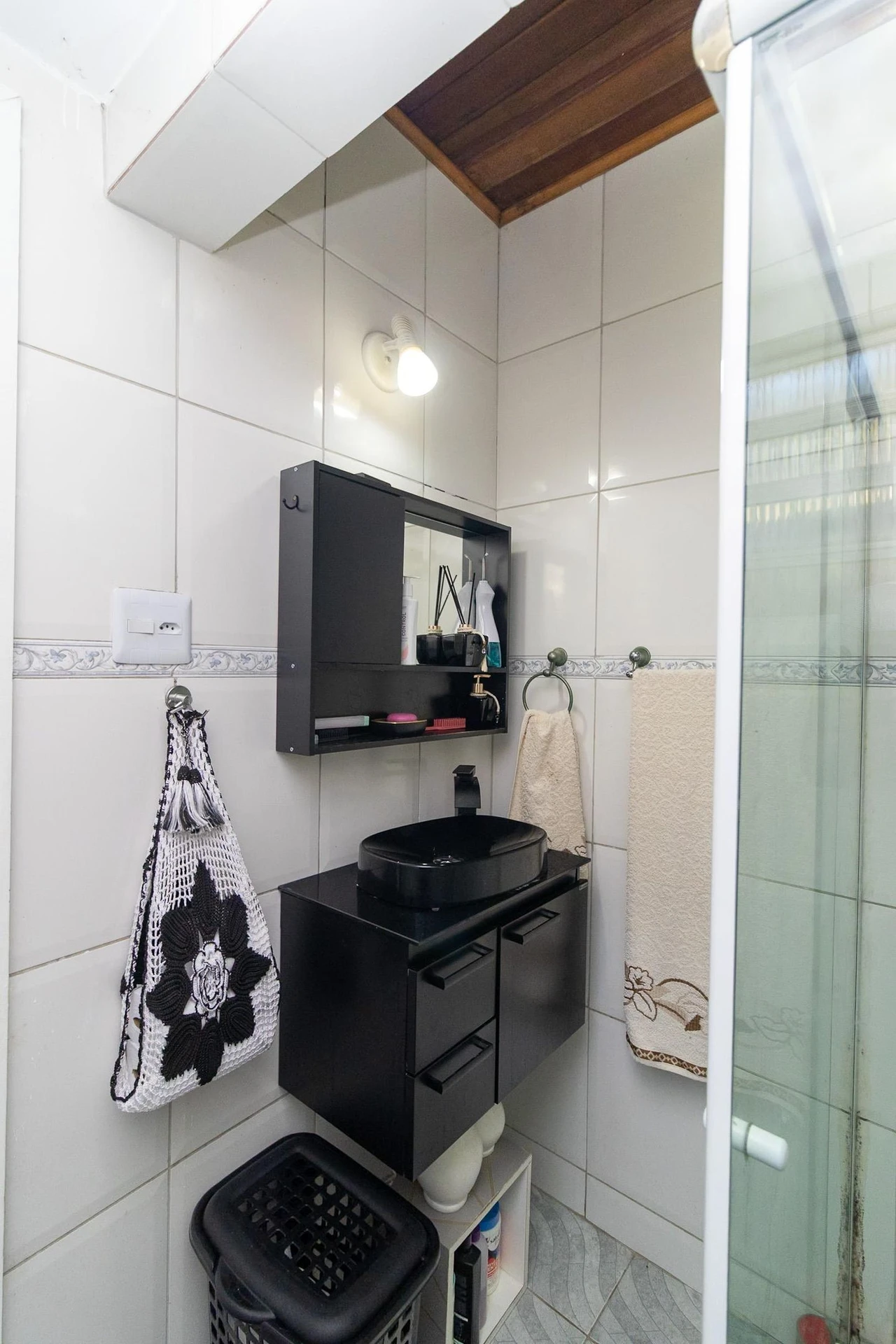Furnished 4-bedroom apartment with balcony and desk area — photo 45