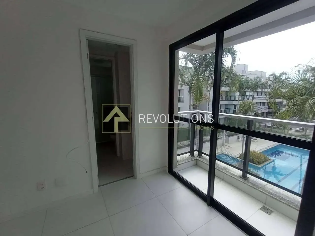 4-bedroom, 4-bath apartment with a balcony