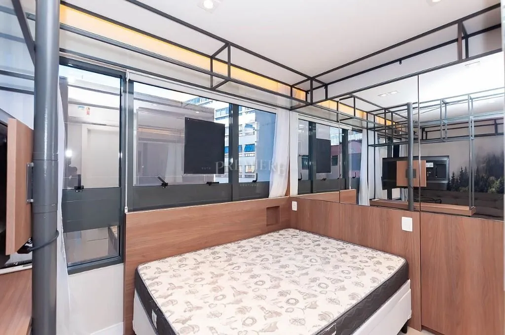 Furnished 1-bedroom apartment with floor-to-ceiling windows — photo 4
