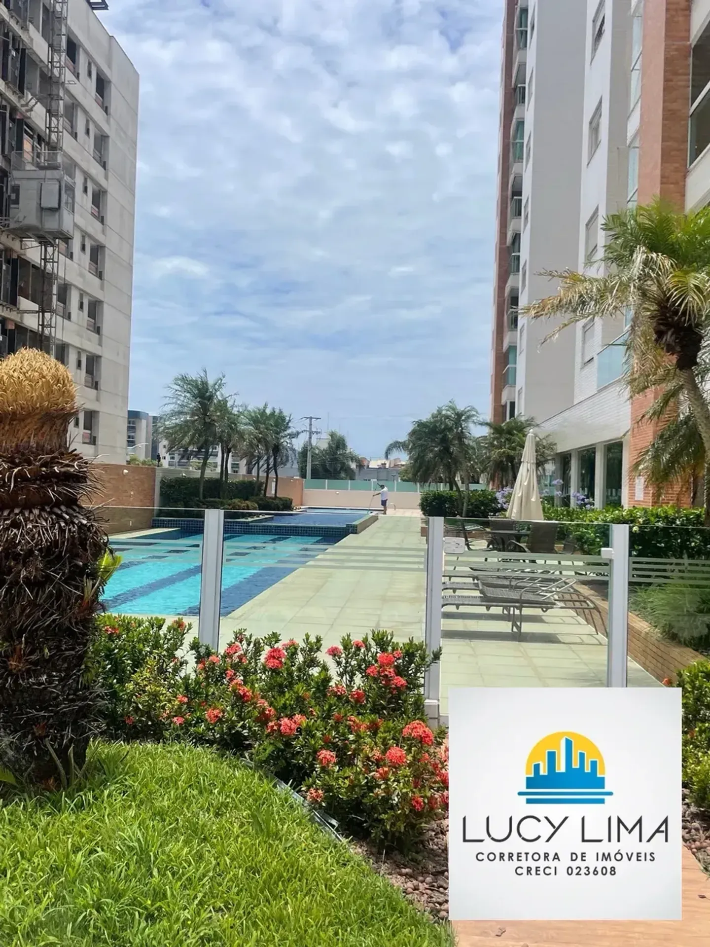 Furnished apartment, 100 m², with floor-to-ceiling windows