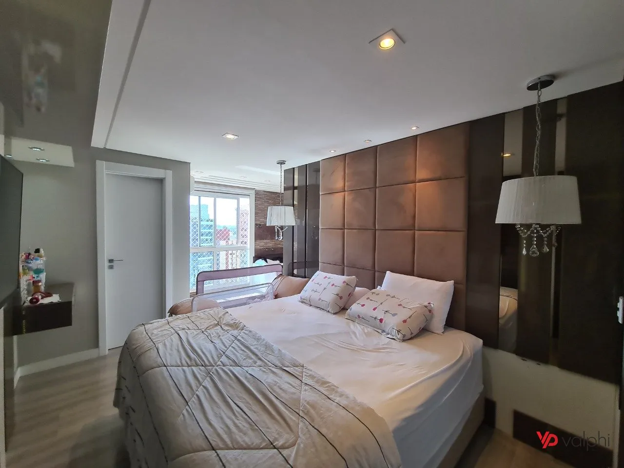 Furnished 2-bedroom apartment with enclosed balcony — photo 31