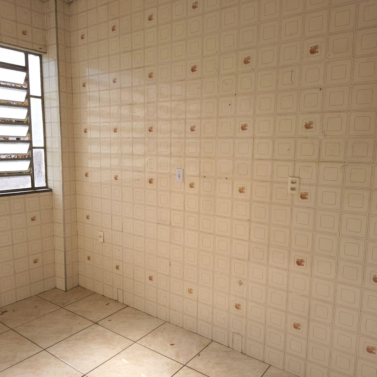 2-bedroom apartment with wood or laminate floors — photo 2