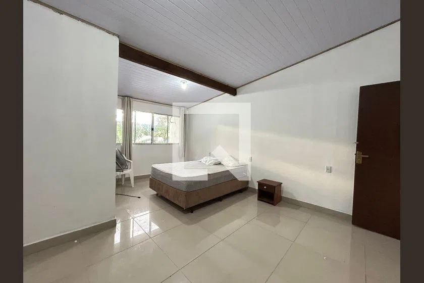 Furnished house with 2 en-suite bedrooms and private yard — photo 10