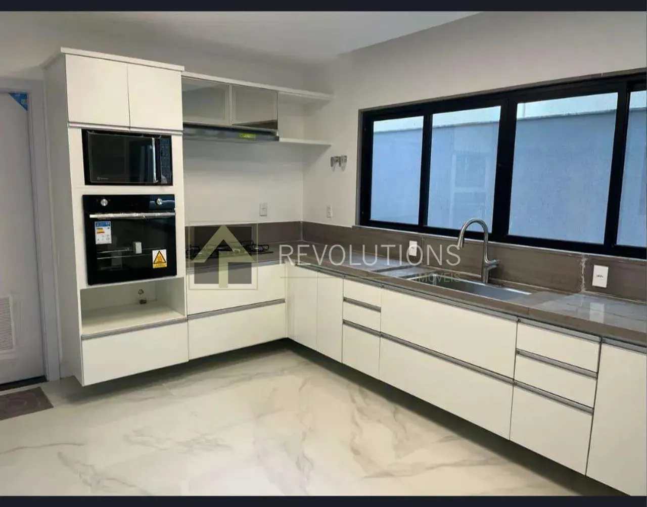 Casa com 3 quartos e 5 banheiros, com varanda — photo 3