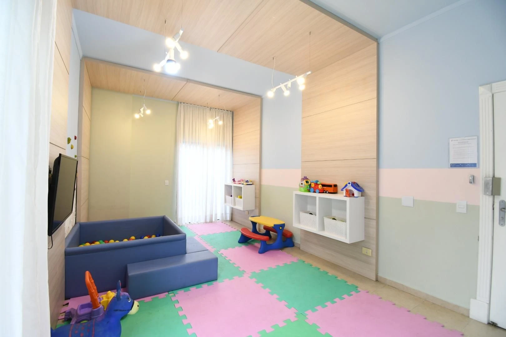 3-bedroom apartment in a building with a gym — photo 41