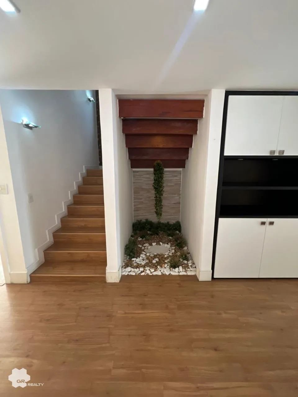 Condominium house with 5 bedrooms and open-plan kitchen — photo 2