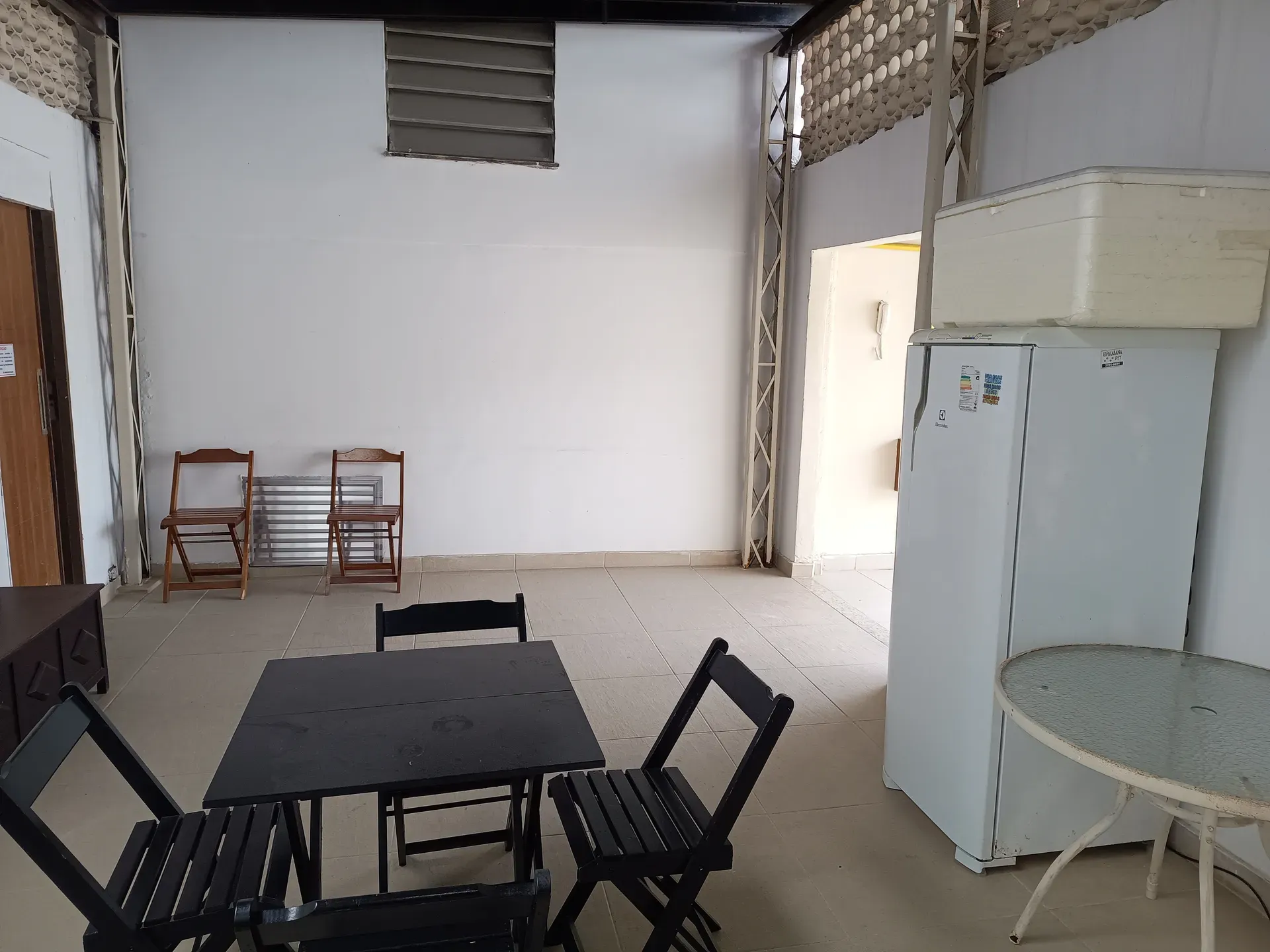 Balcony with a grill in a one-bedroom apartment, 30 m² — photo 25