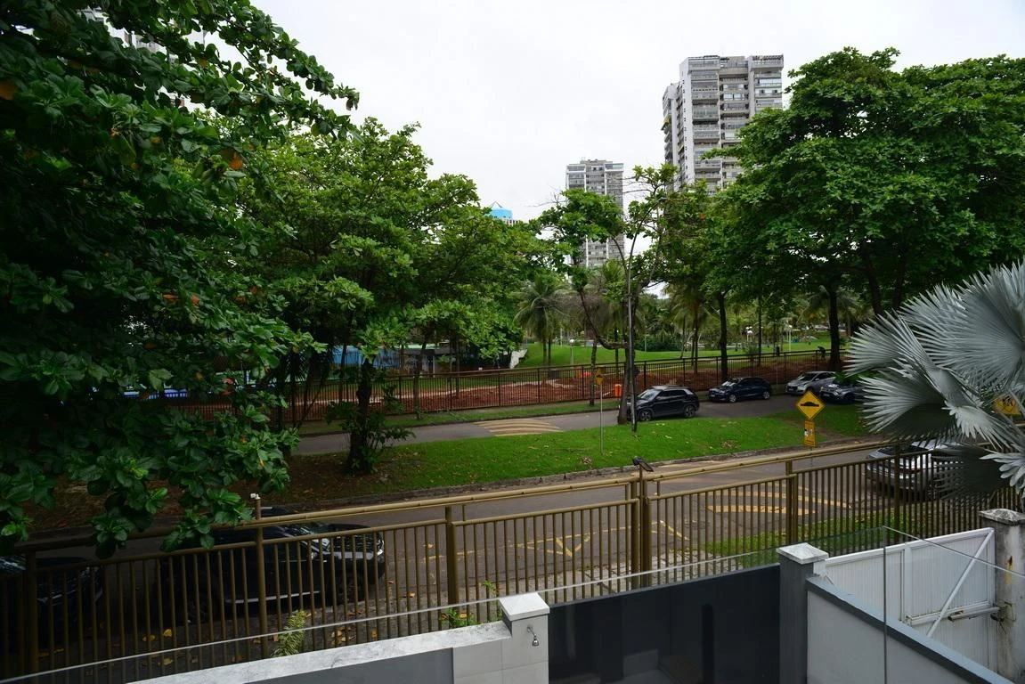 260 m² house with floor-to-ceiling windows and a jacuzzi — photo 21
