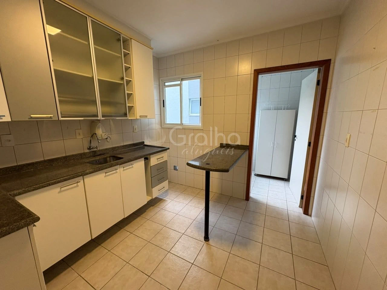 3-bedroom apartment in a building with a pool — photo 5
