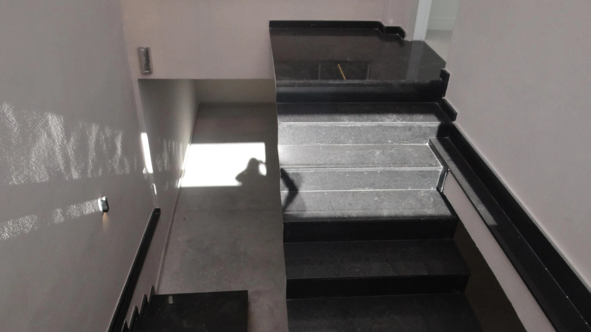 Casa de 384 m² com janelas do piso ao teto e varanda gourmet — photo 135