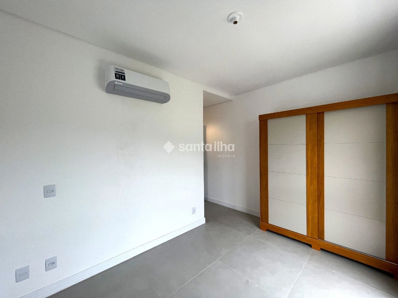 Balcony with a grill in a 2-bedroom apartment, 59 m² — photo 6