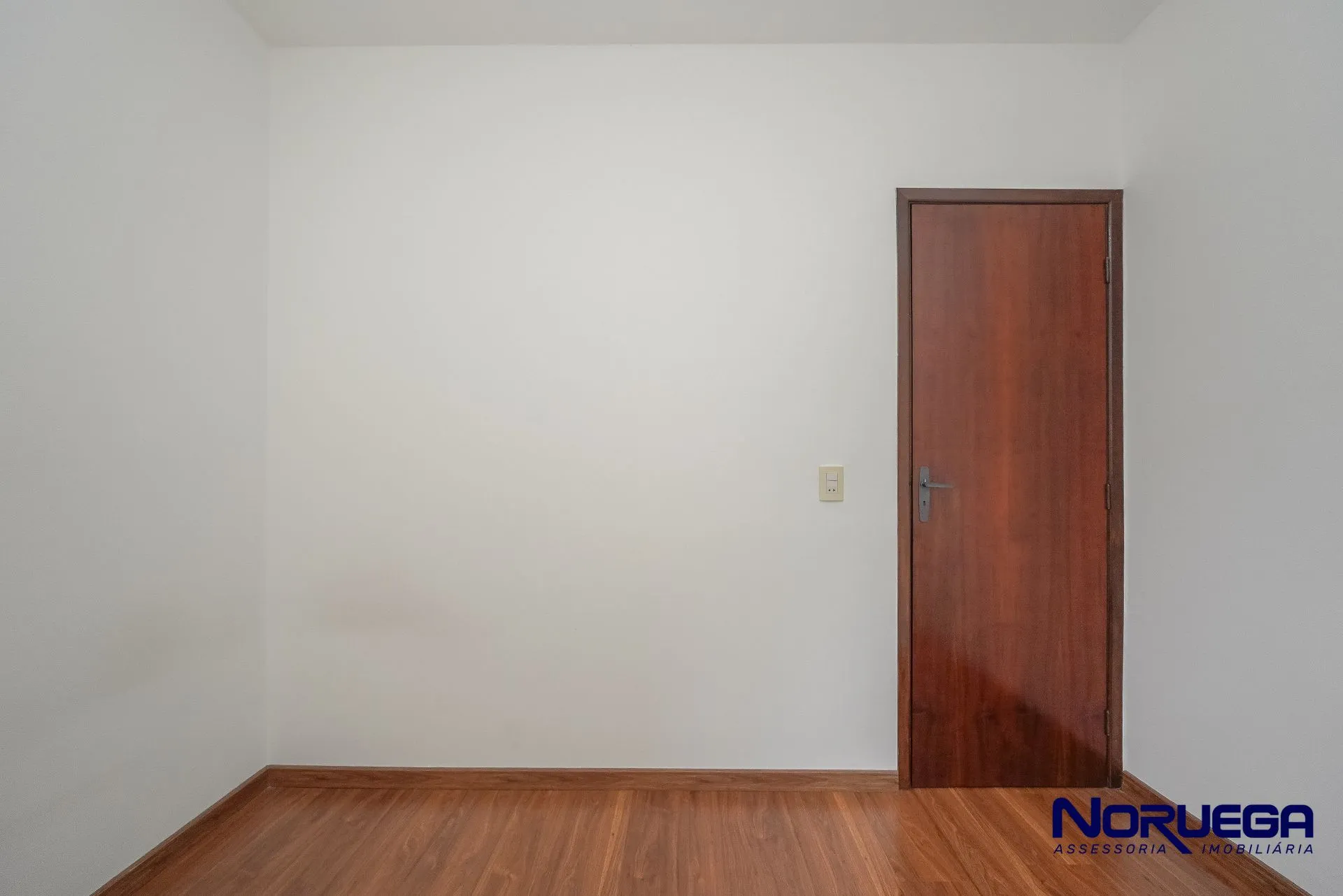 Wood or laminate floors in a 2-bedroom apartment, 103 m² — photo 17