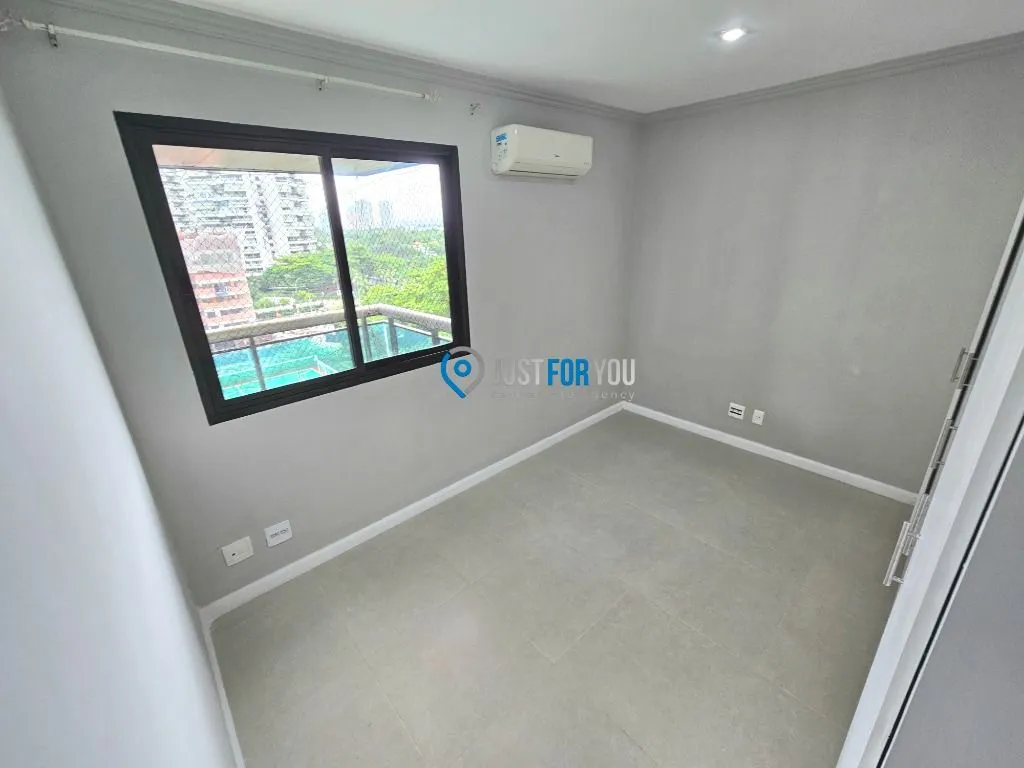 Walk-in closet in a 3-bedroom apartment, 128 m² — photo 15