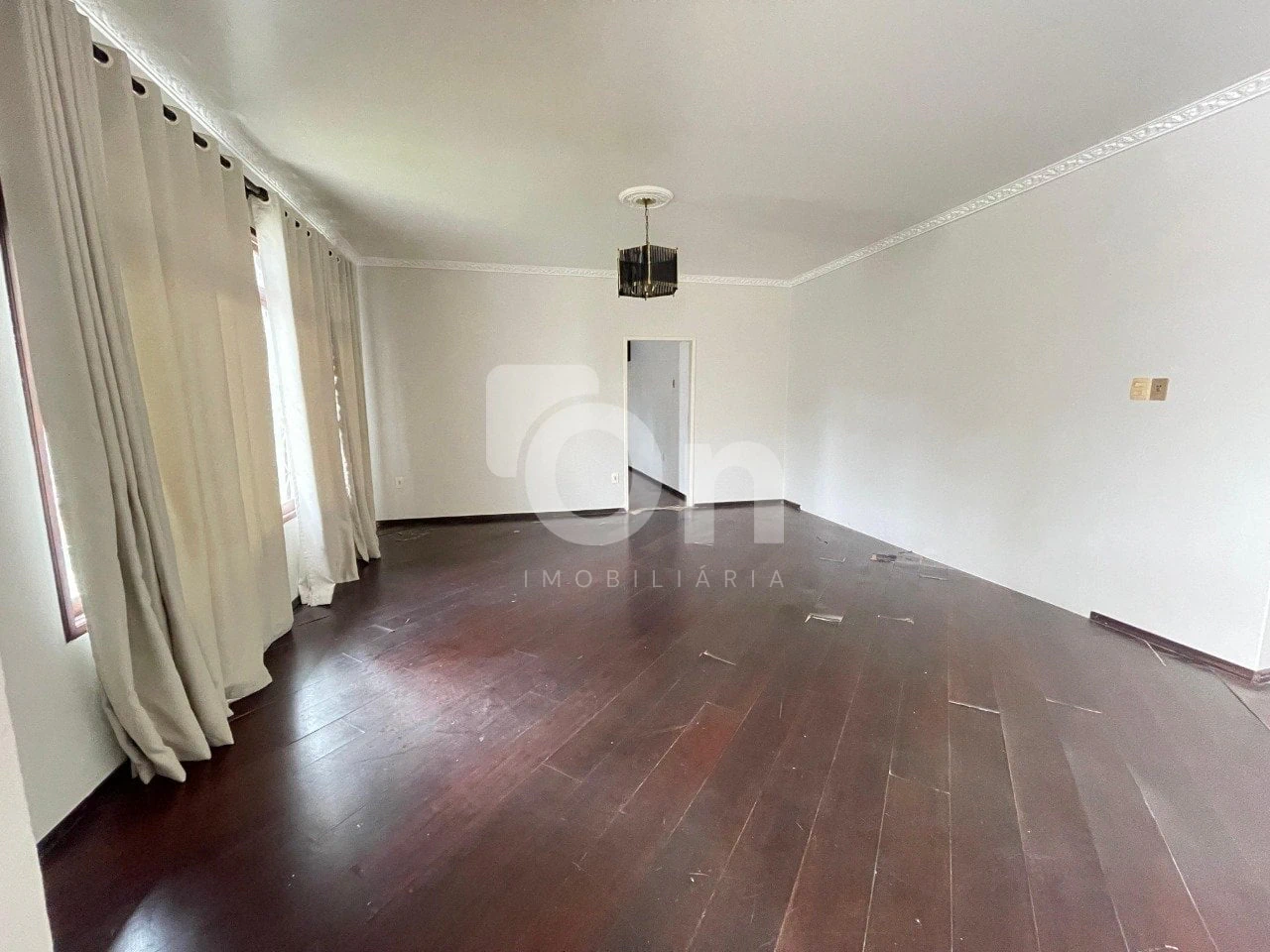 Wood or laminate floors in a one-bedroom house, 60 m²