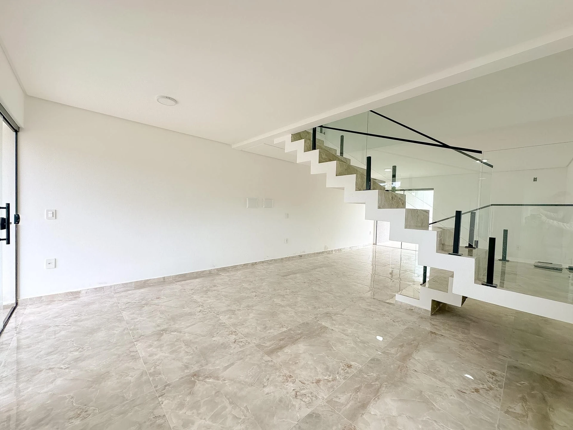 Floor-to-ceiling windows in a 3-bedroom house, 157 m² — photo 29