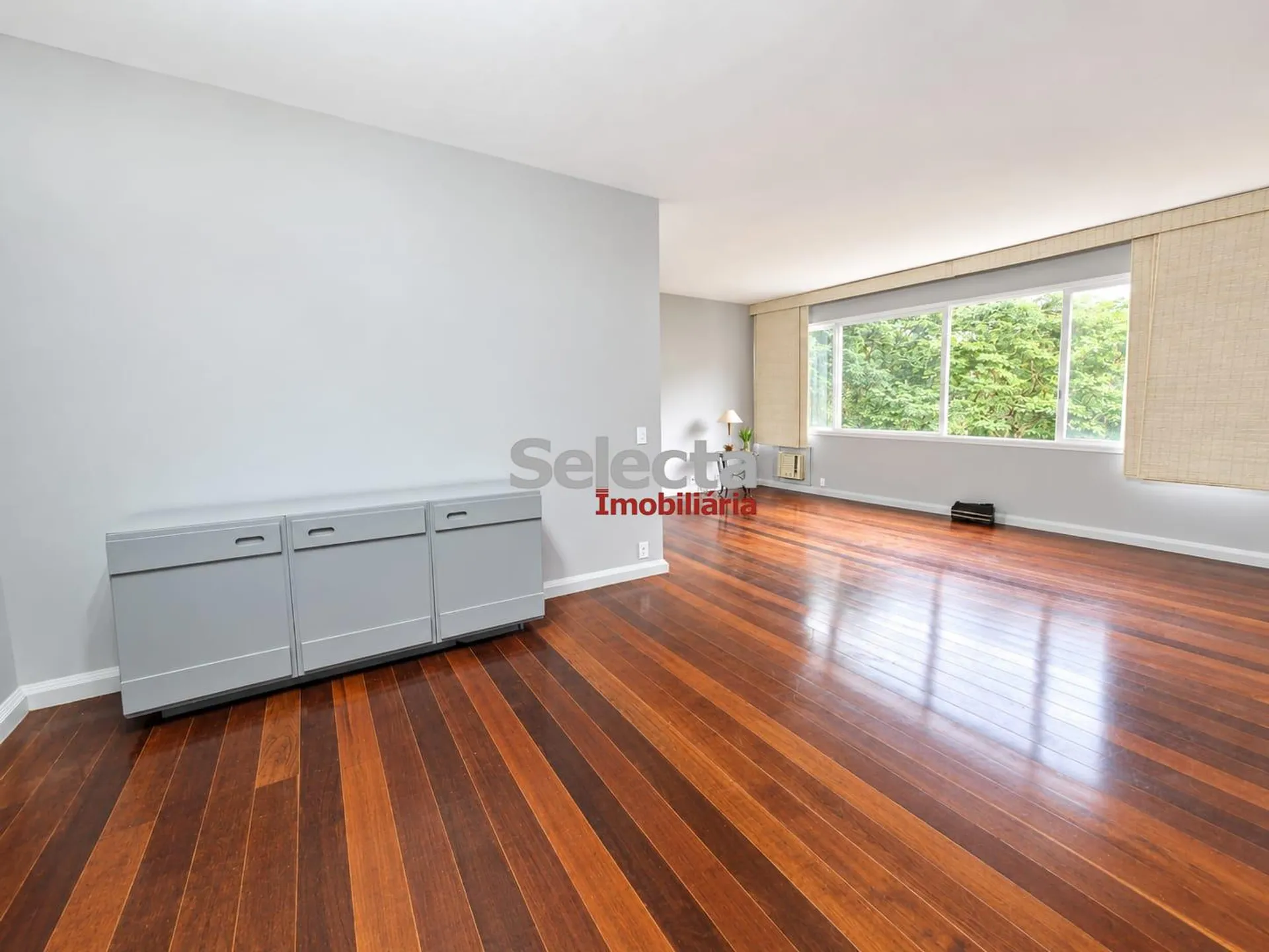Apartment, 160 m², with wood or laminate floors — photo 9