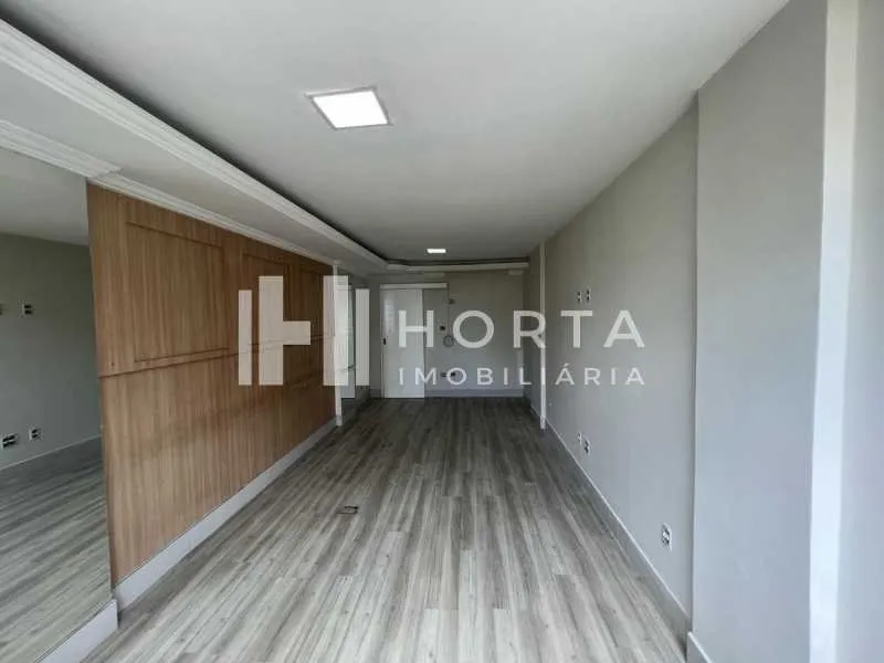 Studio on the 7th floor with wood or laminate floors — photo 13