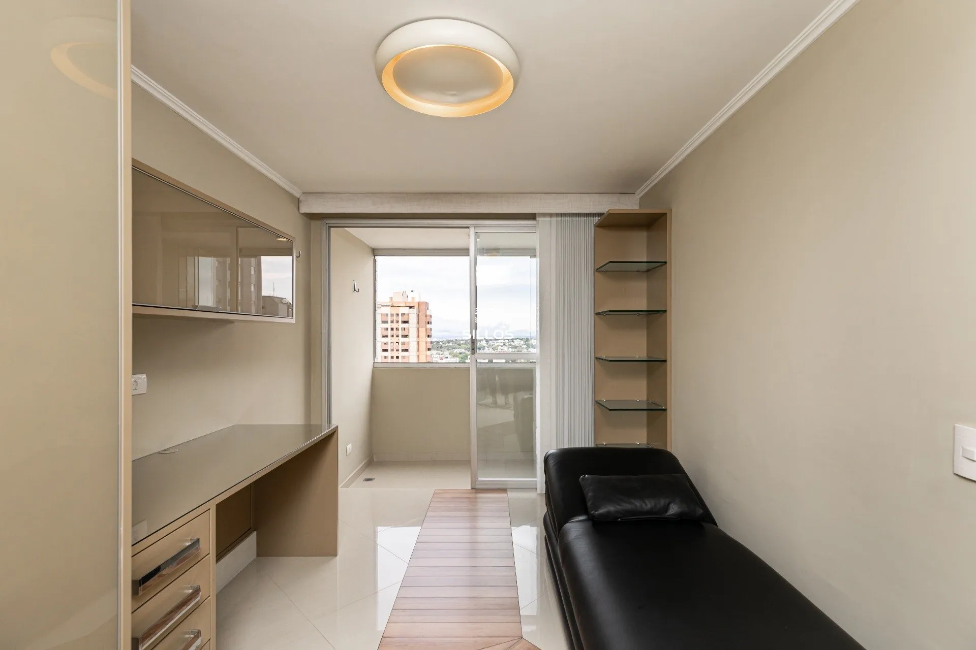 121 m² apartment with a glass-enclosed balcony and a bathtub — photo 37
