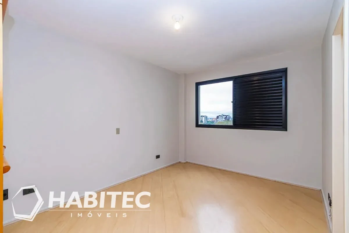 3-bedroom apartment with wood or laminate floors — photo 14