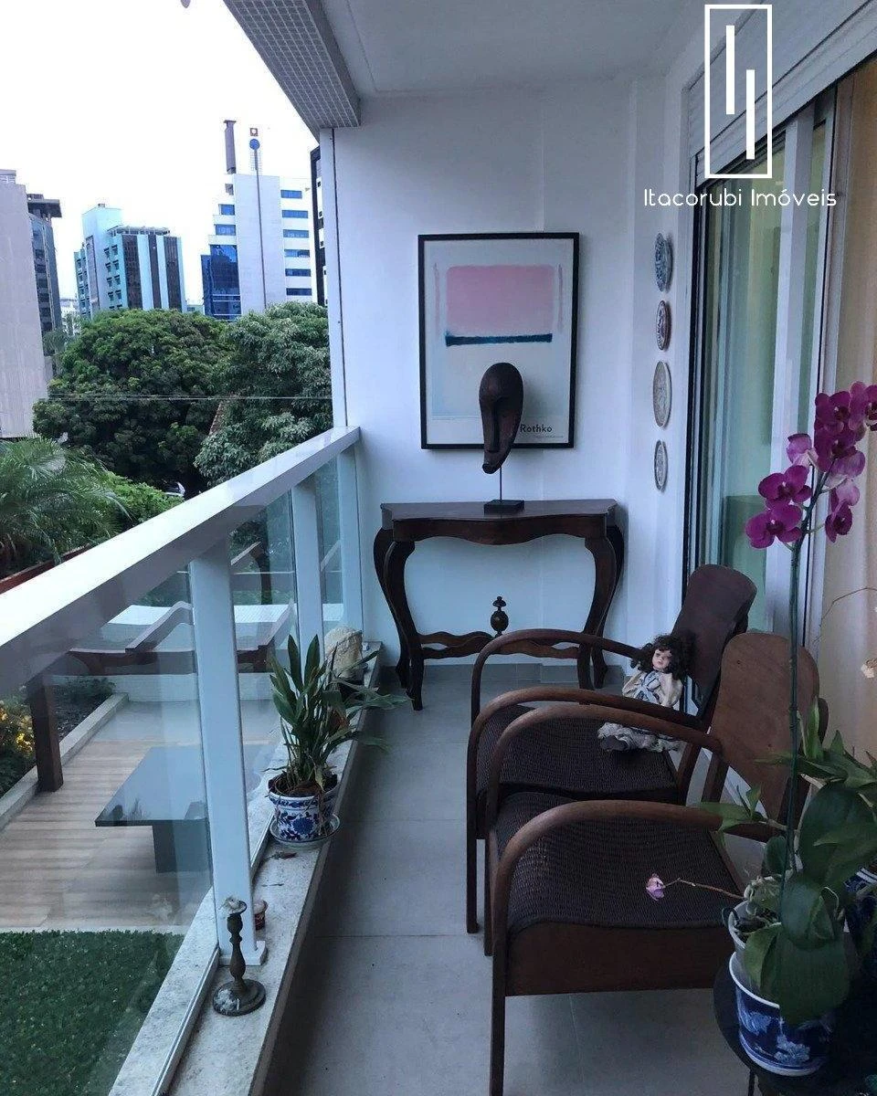 Apartamento mobiliado de 1 quarto com varanda fechada