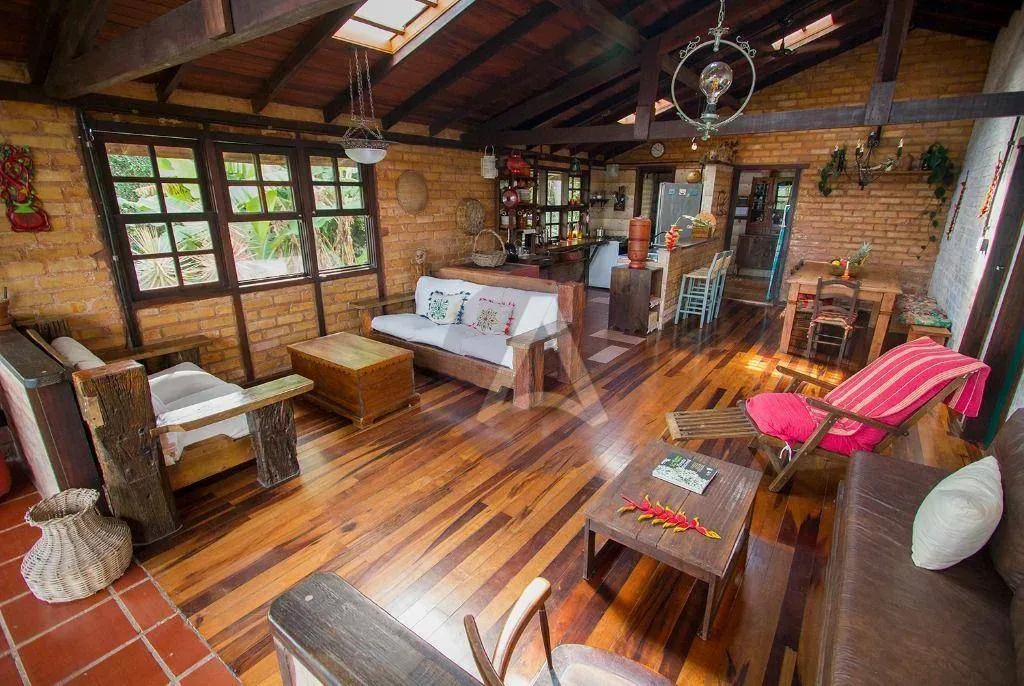Unfurnished house with 5 bedrooms and open-plan kitchen