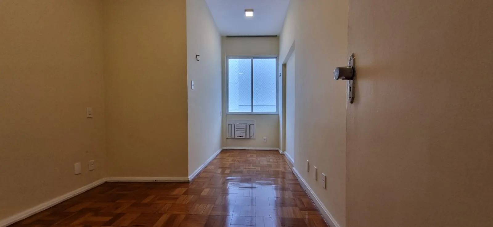 Wood or laminate floors in a one-bedroom apartment, 53 m² — photo 8