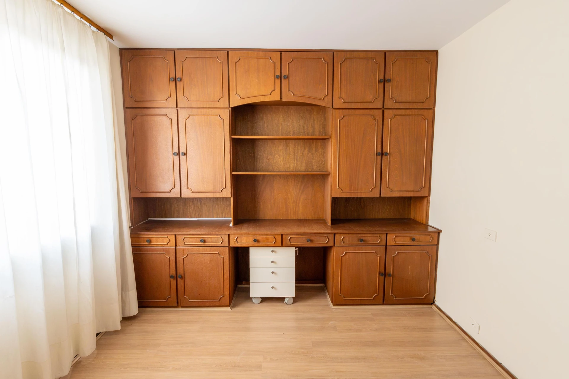 Furnished apartment, 283 m², with a glass-enclosed balcony — photo 22