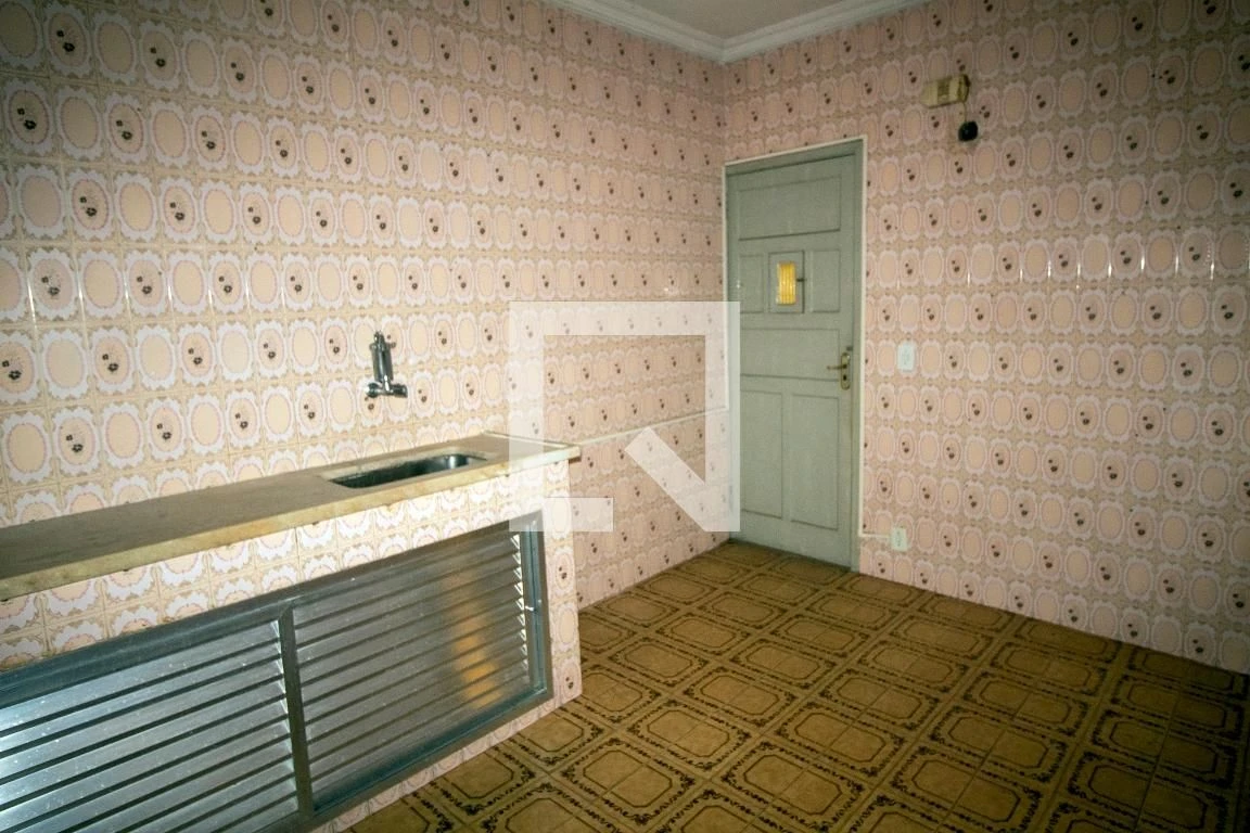 Unfurnished 2-bedroom apartment with a glass shower — photo 10